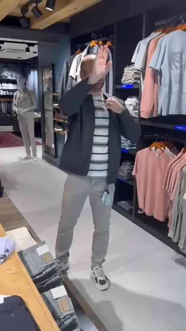 Met de regen zetten wij het merk Cast Iron gewoon nog even in het zonnetje. Want van de collectie worden wij wel vrolijk. Jarno heeft alles van Cast Iron aan op de foto’s. 

Psst. Je kan bij ons direct voor de deur parkeren dus je hoeft niet door de regen heen. 

#herenmode #dock54 #winkelen #fashion #nieuwecollectie