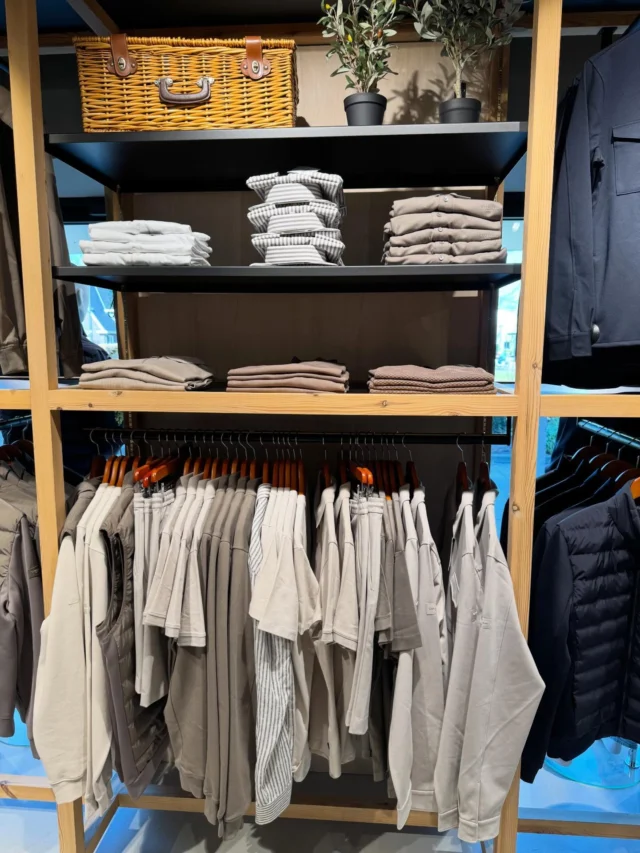 Het lente weer wil vandaag niet echt mee werken. Ben jij de regen ook al weer zat? 

Wij worden in ieder geval vrolijk van de collectie van o.a. Cavallaro. Parkeer makkelijk voor de winkel en stap snel door en warm bij ons binnen. De ☕️ staat klaar.

#winkelen #dock54 #herenmode #cavallaronapoli #nieuwecollectie