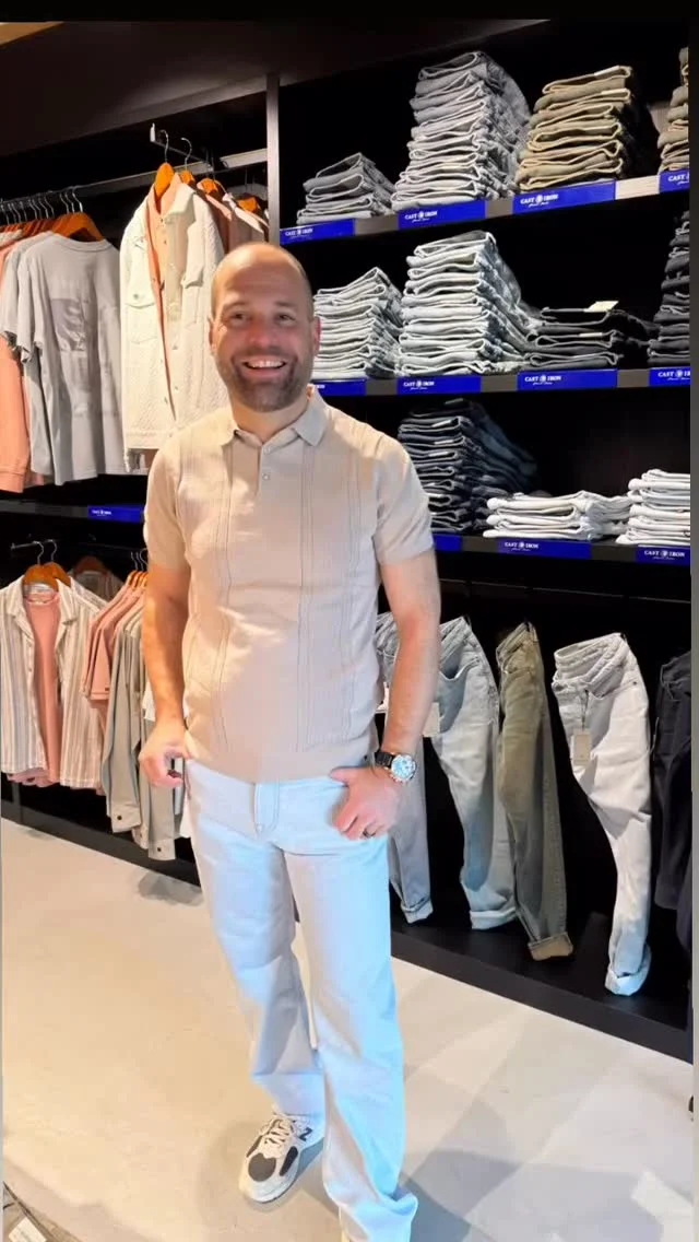 Outfit inspiratie, Jarno combineert hier de nieuwste jeans van @castirondenim met een polo van Saint Steve. Of ga jij voorde altijd juiste kleur blauw in je kast. 

#herenmode #mannenmode #dock54 #nieuwecollectie #fashion