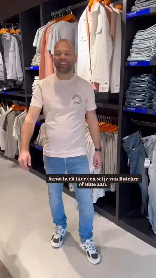 De ☀️ schijnt weer dus wij halen de vrolijke zomer kleuren weer terug. Deze combinatie van @butcherofblue is ideaal voor deze dage. ‘s morgens fijn met een overshirt en ‘s middags het T-shirt. Nieuwschierg welk merk jeans Jarno draagt? Dan zien wij je graag in de winkel. Ps.. het is een nieuw merk voor ons. 

#herenmode #dock54 #nieuwecollectie #mannenmode #fashion