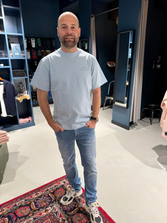 Het was vandaag echt alweer tijd voor een T-shirt met dit heerlijke weer. We hebben een grote keuze aan T-shirts. Jarno draagt hier een van Butcher of Blue en No Excess. 

Kom jij morgen jouw T-shirt halen? We hebben morgen koopavond dus overdag aan het werk geen probleem zien we je ‘s avonds.

#mannenmode #dock54 #herenmode #herenkleding #lenteweer