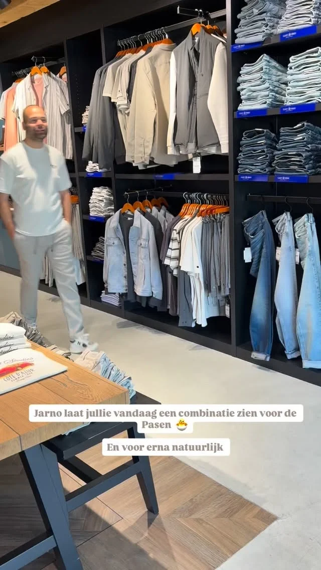 Klaar voor de Paasbrunch 🐣? Jarno laat hier een leuke set zien die met Pasen natuurlijk leuk te dragen is maar zeer zeker ook erna. 

Linnen kwaliteit is wat je weer terug gaat zien deze zomer. Voordeel is dat het heerlijk luchtig draagt en als het kreukels is dat niet erg. 

#herenmode #pasen #winkelen #dock54 #nieuwecollectie