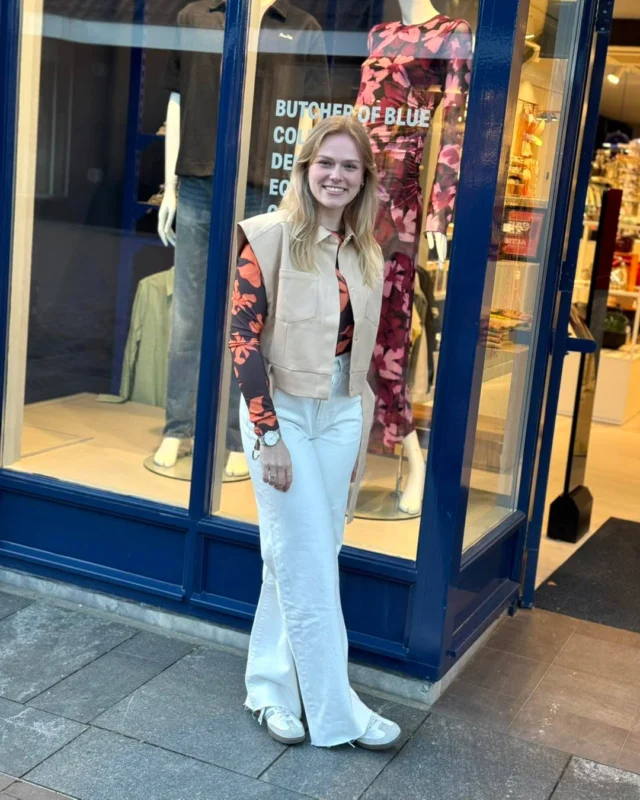💁🏼‍♀️ MEET NIENKE 

Misschien ben je d’r al tegengekomen in de winkel, maar vanaf vandaag hebben we een nieuwe collega erbij!🧡

Nienke zal jullie gaan helpen in de winkel met leuke nieuwe outfits en natuurlijk voor de gezelligheid ☺️ Je zult haar vooral tegenkomen op de donderdagavond en in het weekend!✨

#dock54concepts #Dock54 #hardenberg