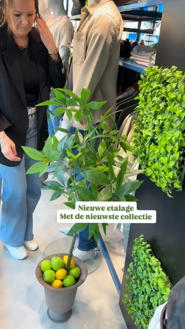 Vanmorgen zijn wij de dag gestart met een nieuwe etalage. De poppen zijn allemaal gekleed in de nieuwste collecties. En met wat leuk groen erbij valt het leuk op.

#nieuwecollectie #mannenmode #herenmode #dock54 #fashion