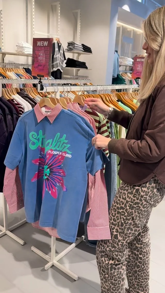 Paasweekend!🐰💛

Wanneer je denkt dat het een normale werkdag zou worden…. en ineens staat er een paashaas naast je🤪🐰 Lotte had een leuke outfit uitgekozen voor Carlijn maar dat kreeg een andere wending🤣

Nieuwe collectie, goede vibes en een collega die iets te enthousiast Pasen viert 🤭 wat wil je nog meer??

Carlijn had natuurlijk weer een heel leuk idee bedacht en dat moesten we ‘ofcourse’ even uitvoeren🙈En Lotte was dit keer het slachtoffer die mocht mee doen😂

Kom vooral gezellig langs nog voor je Paas outfit! (misschien spot je onze Paashaas nog wel👀)

Fijne Paasdagen!🌸💛🐣

#pasen #dock54concepts #paasweekend #winkelen