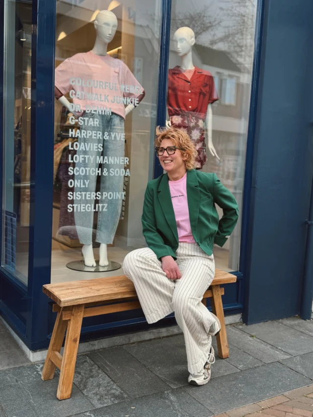 Today's outfit✌🏻🩷

Outfit van de dag, maar eigenlijk gewoon een nieuwe favoriet!😉

De winkel hangt weer vol met leuke kleurtjes en unieke items die je niet wilt missen! Dit is zo'n look wat leuk is met Pasen en die overal naartoe aan kan en altijd goed voelt!🐣🩷

Kom langs en ontdek jouw nieuw (Pasen🐰) go to!

#paasoutfit #dock54 #colors #pasen #shopping