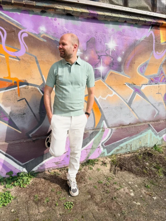 Yes.. de zon schijnt weer. 
Jarno laat hier een aantal leuke combinaties zien van verschillende merken. De polo’s zijn van @saintsteve.official het linnen overhemd is van @cavallaronapoli. 
De mooie witte Chino is een nieuw merk in de winkel, kom snel kijken welk merk dit is. 

#fashion #herenmode #mannenmode #cavallaro #saintsteve