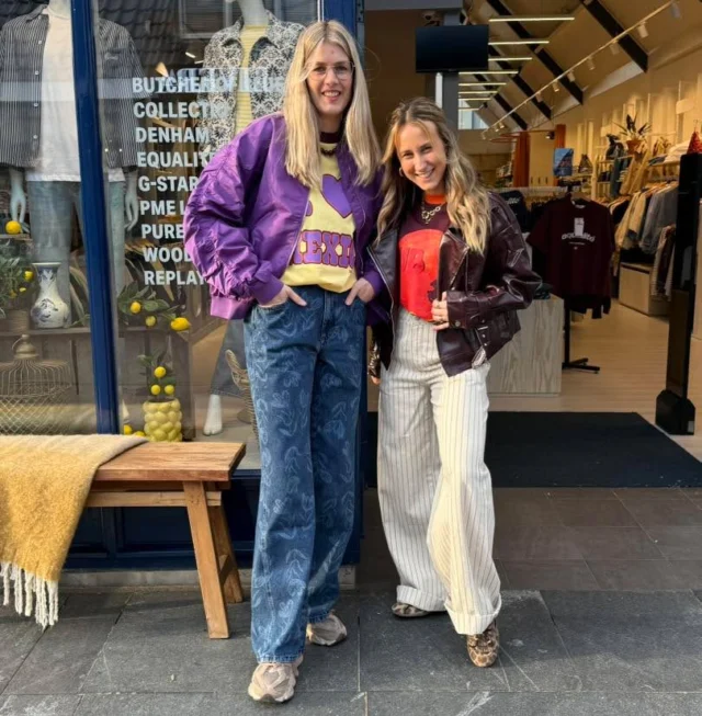 WEDNESDAY FIT💜

Al helemaal klaar voor het voorjaar? Wij wel met deze kleurrijke collectie in de winkel!🌈
 
Lotte: draagt hier een hele toffe outfit van Harper&Yve met leuke paars tinten!💜 en we hebben nog veel meer leuke items van Harper&Yve👀

Marsha: heeft ook een heel leuk shirtje aan van Harper&Yve met daarbij een jasje van Loavies met stoere details! En ze maakt af met leuke pantalon broek van Catwalk Junkie✨

#harperandyve #catwalkjunkie #loavies #dock54