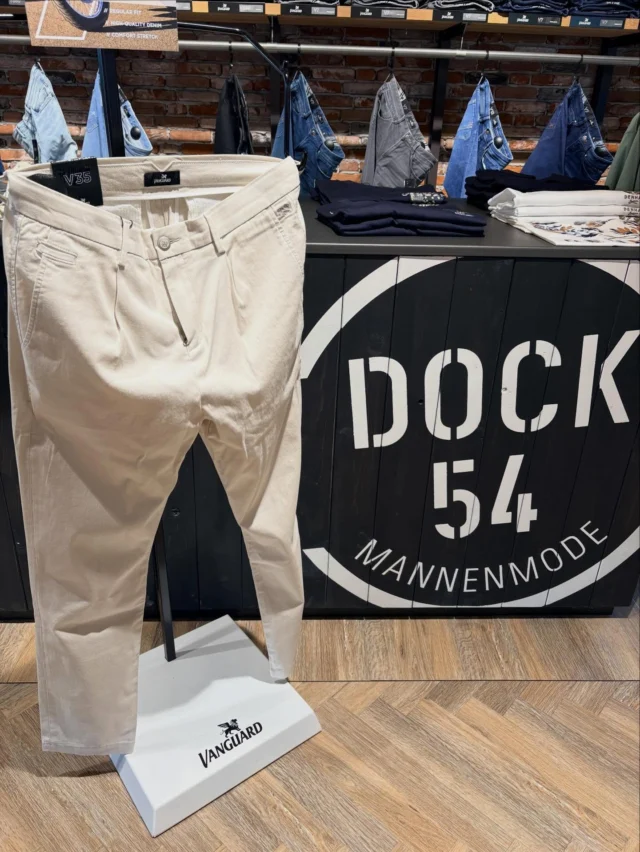 VANGUARD — V35 Chino — 
Dit model Chino van Vanguard is uitgevoerd in een relaxed fit. Wat betekend dat nu? Dat dit model iets ruimer is gemaakt op de benen. De chino is gemaakt van katoen-tengel blend met stretch en heeft een zachte handfeel. 

Leuk detail is de extra bandplooi voor. 

#vanguard #chino #herenmode #winkelen #dock54