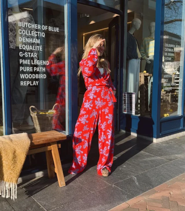 SUN IS CALLING ☀️📞

Hopelijk hebben jullie een fijne Pasen gehad en beetje gekomen 🤭💪🏻
Wij zijn vandaag weer geopend!🩵

Yes yes yes, deze set wil je toch gewoon hebben? Hele leuke kleurtjes en helemaal lekker om nu te dragen met dit mooie weer!🤩🩷

#harperandyve #outfitinspo #newcollection