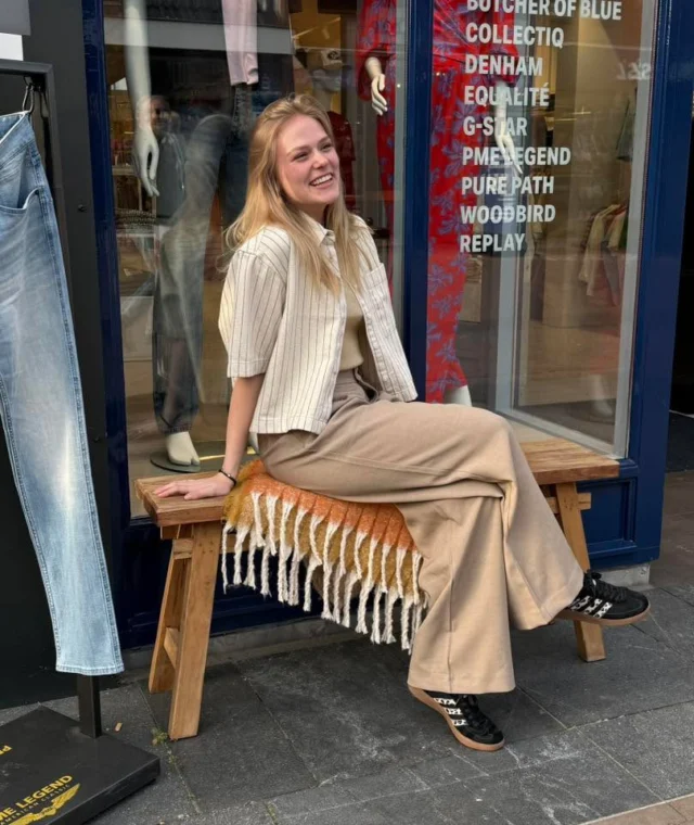 Donderdag fit🤍

Even een simpel maar leuk fitjee, want zeg eerlijk dat moet je toch ook gewoon in je kast hebben?!🧐

De broek die Nienke hier draagt is een heerlijk broekje en je kunt er heel veel mee kwa kleur en prints dus echt een must have voor in je kast!🔥🛍️

#MustHave #shopping #outfittoday #dock54concepts