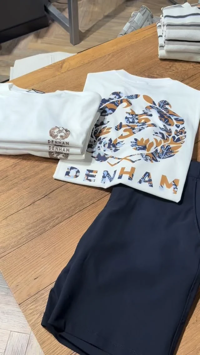 Weekend inspiratie 💛

Een favoriet merk voor broeken is North 84 hier hebben we nu ook de korte broeken van binnen. Wij houden ook van het combineren van merken. De short kan hee goed gecombineerd worden met DenHam en Cast Iron bijvoorbeeld. 

Nog niet toe aan de korte broek dan zijn deze linnen look broeken van plain ook een goed idee. 

@north84 #herenmode #dock54 #winkelen #nieuwecollectie #lente