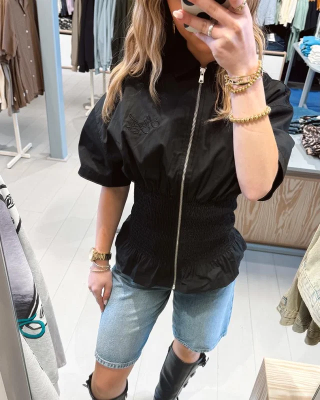 Outfit inspiratie 🌸🪩🩵

Even een paar ‘kiekjes’ van een paar leuke outfits.📸 Voor als je een leuk feestje hebt of misschien wel een festival gepland hebt staan en je niet weet wat je aan moet. Of juist gewoon voor de leuk?!💕
Wij helpen je daar graag mee!🤭

Heb je vragen over bepaalde outfit of item? Vraag gerust!🩵

#outﬁtinspo #festivaloutfit #outfitidea