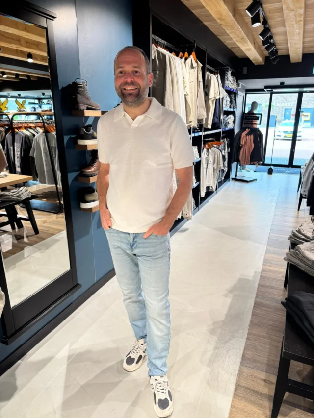 — Weekend inspiratie —
Jarno laat jullie 2 combinaties zien op een jeans. Een witte polo is altijd een goede basic om te hebben. Verder is het nieuwe overhemd van Butcher een gewild item. De stof is wat dunnen waardoor dit een@heerlijk zomer overhemd is. 

Tot snel in de winkel.

#herenmode #weekend #fashion #dock54 #mannenmode