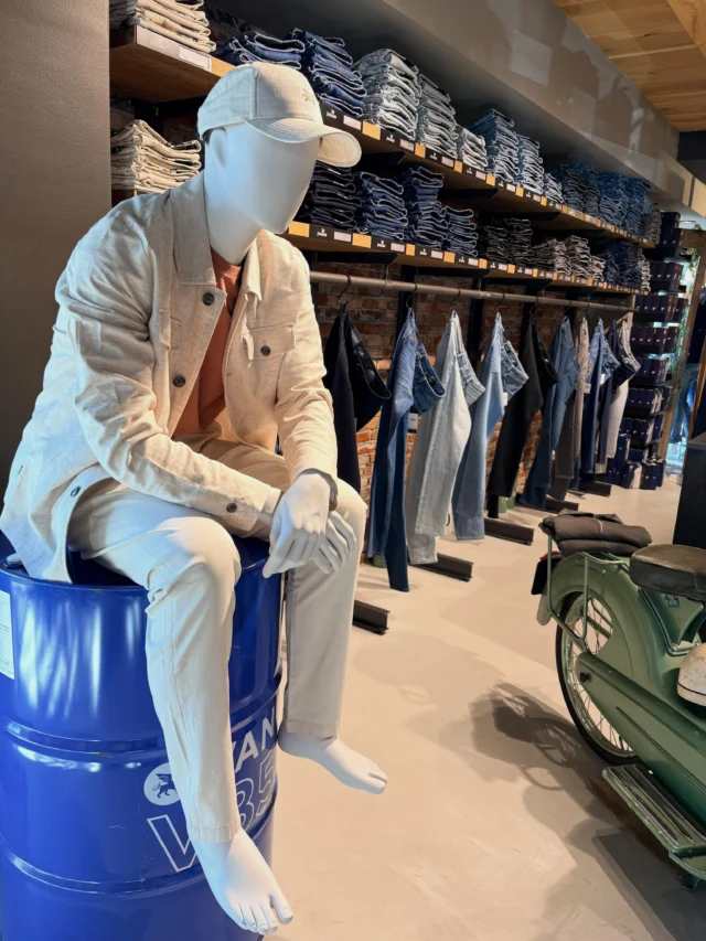 — WEEKEND INSPIRATIE —
De beige tint vind je veel terug deze zomer, zo ook bij Vanguard en Cast Iron. 

Wil jij de vele verschillende mogelijkheden zien. Vanavond hebben we koopavond. 

#koopavond #herenmode #mannenmode #winkelen #nieuwamsterdam