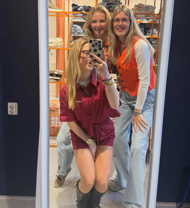 Team of the day!🧡🦁

Happy Koningsdag! 🧡
Dit is ons team of the day, helemaal ready voor een dag vol gezelligheid, leuke vibes en mooie outfits 👑

Zien we je straks? De koffie en wat lekkers staat klaar voor jullie😉

#koningsdag2025 #hardenberg #gezelligheid