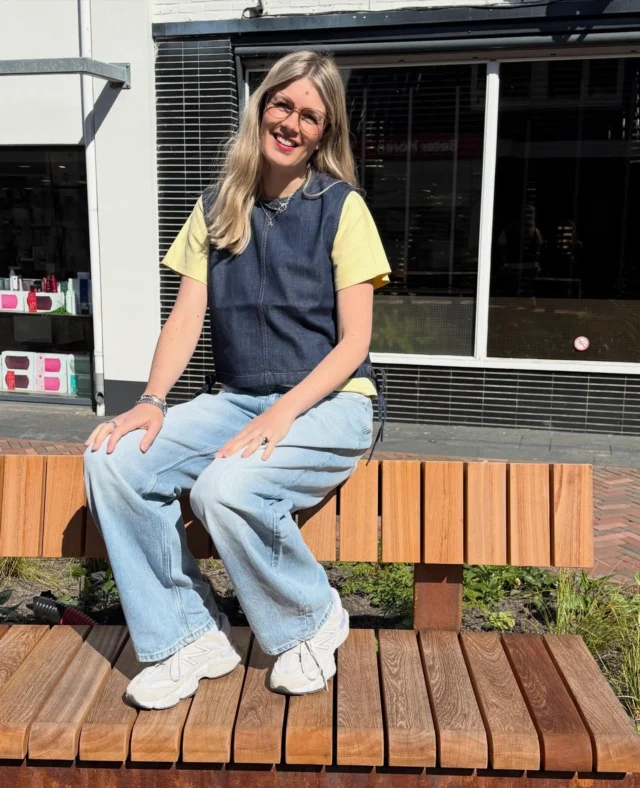 Donderdag vibeszs✨

Het zonnetje schijnt, de temperaturen lopen op en je outfit mag weer stralen ☀️
En wat is nou de kleur die daar perfect bij last?Butter Yellow💛
Gecombineerd met denim on denim creëer je een look die zowel zacht als stoer is 💙
Makkelijk te dragen, maar toch helemaal on trend
En perfect voor elke zonnige dag 🌼

Wij zijn vandaag geopend tot 21:00🩵

#winkelstadhardenberg #outfitoftoday #sunshine #butteryellow☀️