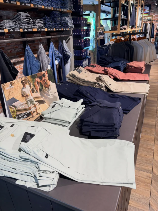 GENTLEMAN’s DEAL

Daar is de mooie zomeractie van Vanguard weer. Bij een polo en short €20,- korting!

Liever alleen een polo of short. Geen probleem dit kan ook natuurlijk per item dan €10,- korting.

Ben jij klaar voor de zomerse temperaturen, shop dan nu dit leuke setje.

#vanguard #polo #herenmode #winkelen #mannenmode