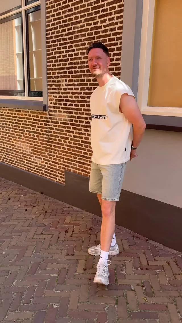 Equalité 🔥

Misschien hebben jullie het al gezien bij ons in de winkel maar hier paar items van nieuwe drop van Equalité!😉 @equalite.thelabel 

Stoer, clean en ready voor de zomer!
Het mouwloze shirt met leuke back detail maakt je fit net even anders, gecombineerd met een oversized denim short van Woodbird voor die relaxte look💪🏻🤩

Wij zijn helemaal fan van deze look🤩

#equalité #mensfashion #woodbird #dock54concepts