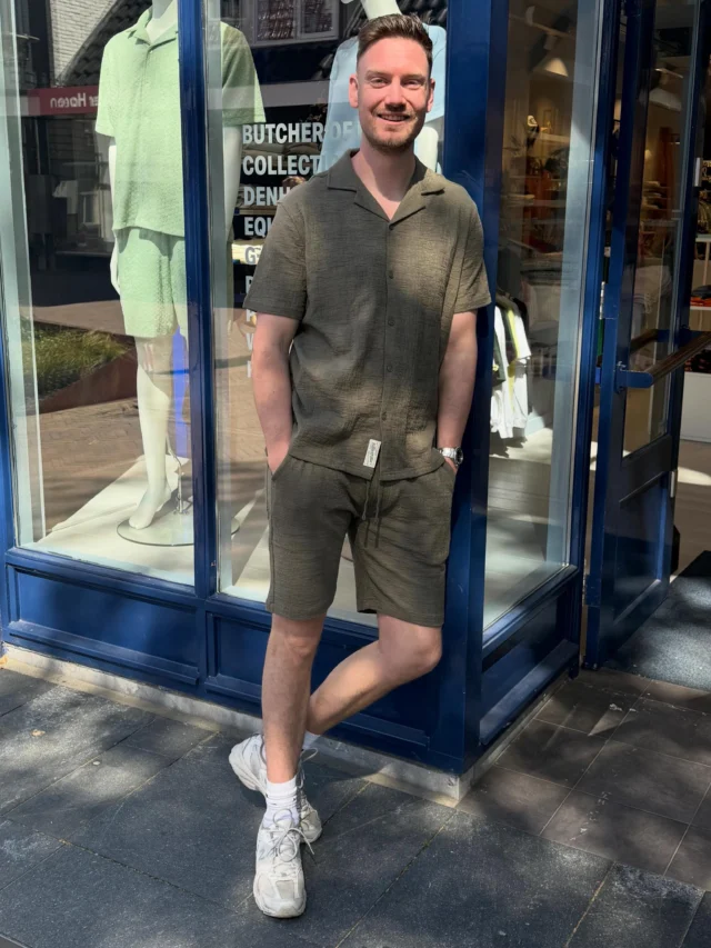 Butcher of Blue🔥

Summer ready met Butcher of Blue ☀️
Dit merk heeft dit seizoen echt super veel leuke items in frisse kleuren en fijne stoffen. Van losse basics tot complete co-ord sets💪🏼🔥

En eerlijk… zo’n set is gewoon ideaal. Je hoeft niet na te denken over combineren, het zit heerlijk en je ziet er meteen helemaal leuk uit😉
Wij hebben voor heren op dit moment heel veel van dit soort matching sets in de winkel hangen van verschillende merken!👀

#butcherofblue #herensets #coordsets #summerready #dock54concepts