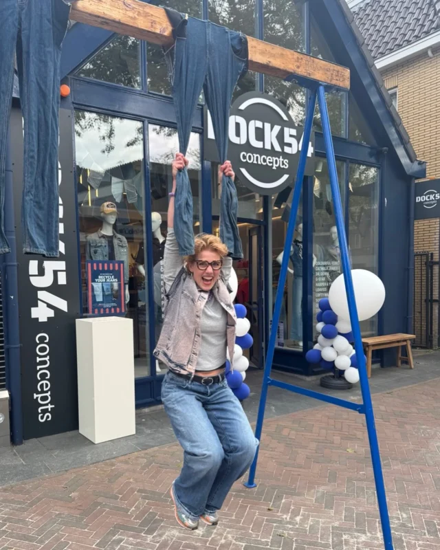 BROEK HANGEN 👖👖

Carlijn hangt al even.. hoelang hou jij het vol?? 

Vandaag de challenge: hoelang blijf jij hangen?? 👖💪🏻

Voor de 3 beste dames en 3 beste heren hebben we mooie prijzen 🏆 

1e prijs - gratis jeans t.w.v. max €130
2e prijs - cadeaubon t.w.v. €50,-
3e prijs - cadeaubon t.w.v. €25,-

Zien we je vandaag??? 
Zet een toptijd neer met broekhangen en vandaag is de laatste dag van de recycle ♻️ your jeans actie!!
Kom een jeans scoren met €20,- korting bij inlevering van een oude jeans. 

#weekendfun #shoppen #korting #jeans #recycleyourjeans