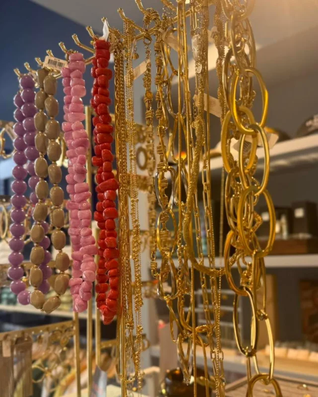 🩷 Moederdag Inspiratie 🩷

Moederdag inspiratie nodig?🌸✨
Wij helpen je graag! Van kleine cadeautjes tot iets speciaals: sieraden, tasjes, sjaaltjes, zonnebrillen en meer!😊
En met een cadeaubon zit je altijd goed💖

Wij hebben genoeg inspiratie voor jou in de winkel liggen!

#moederdag #moederdagcadeau #sieraden #inspirație #cadeautips