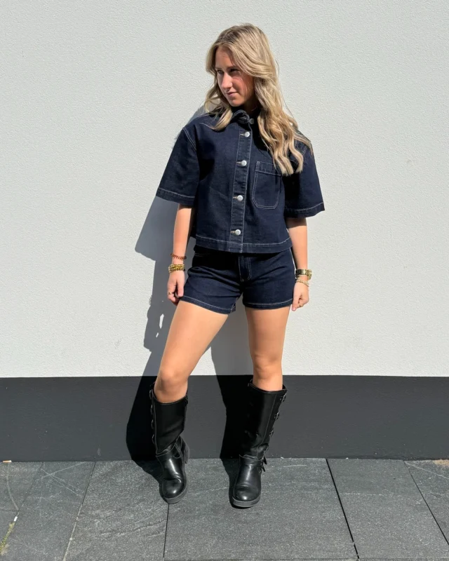 Denim On Denim💙

Oké het weer werkt nog niet helemaal mee…
maar wij zijn alvast klaar voor de zonnige dagen🌞

Dit stoere denim setje van Catwalk Junkie geeft nu al helemaal spring/summer vibes✨
Nog even volhouden en dan leven we straks allemaal in denim shorts en leuke setjes😮‍💨💞

#catwalkjunkie #denimset #outfittoday #newcollections