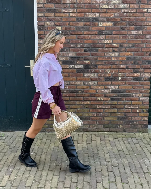 Walkin’ into the weekend with the perfect outfit ✨

Zo’n look die je aantrekt en meteen goed voelt 💜
Stoere boots, een comfy short en een luchtige blouse = de perfecte mix voor het voorjaar. 
Nu alleen nog een beetje zon erbij ☀️

#colourfulrebel #outfitoftoday #weekendoutfit #catwalkjunkie