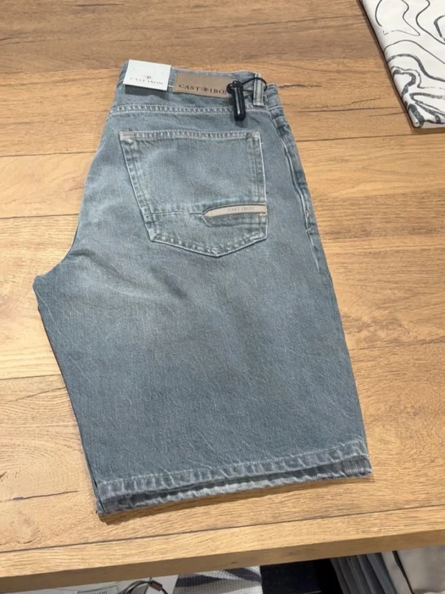 ☀️☀️ klaar voor het mooie weer dat eraan komt. 

Wij hebben heel veel korte broeken waaronder deze 2 toffe jeans shorts van Cast Iron. 

Laat de zon maar komen. 

#zomerweer #kortebroek #herenmode #mannenmode #jeansshorts