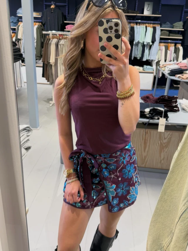 Festival outfit inspiratie 🪩💜🎶

Het festivalseizoen is begonnen en het weer werkt eindelijk mee, dus dat betekent: de leukste outfits weer aan ☀️🤩

En wij zijn weer helemaal fan van de nieuwe Harper&Yve collectie dat echt perfect past voor zonnige festivaldagen🎉

Duss zoek je nog leuke outfits voor die weekend voor Freshtival of een ander leuk feessiee! Wij helpen je graag💛🥂

#festivaloutfits #outfitinspiration #summervibes #festivalready #freshtival