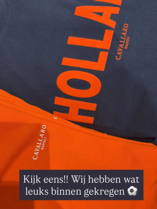 ⚽️ WK VOETBAL ⚽️ 
Wij zijn er klaar voor!! Wil jij nu weten wat voor leuks wij hiervoor binnen hebben gekregen. Dan zien wij jou in de winkel.

Je zult verrast zijn wat voor leuks het weer is van @cavallaronapoli.

#wkvoetbal #cavallaro #oranje #herenmode #dock54