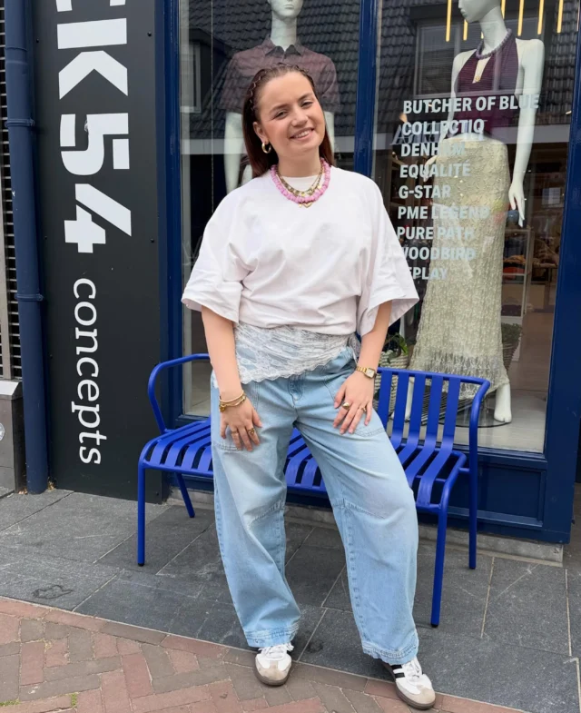 Meet Latisha 🙋🏼‍♀️

Misschien hebben jullie haar al eens voorbij zien lopen in de winkel, maar vanaf nu is Latisha een vast gezicht binnen ons team!💙

Met haar enthousiasme en gezelligheid staat ze klaar om jullie te helpen met de leukste outfits en het geven van advies. Ze heeft ontzettend veel zin om aan de slag te gaan en jullie in de winkel te ontmoeten✨👀

Zien jullie haar binnenkort? Kom gerust even gedag zeggen! ✨🛍️

#team #nieuwecollega #welkom #dock54concepts