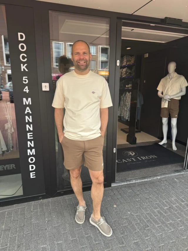 Hoe leuk is dit zomerse setje. 

Helemaal in de modekleuren van dit seizoen. De short is van jogging stof met een elastische boord. Het T-shirt heeft een leuke backprint. 

Dit setje kan zo mee op vakantie. 

#zomervakantie #herenmode #mannenmode #winkelen #kortebroek
