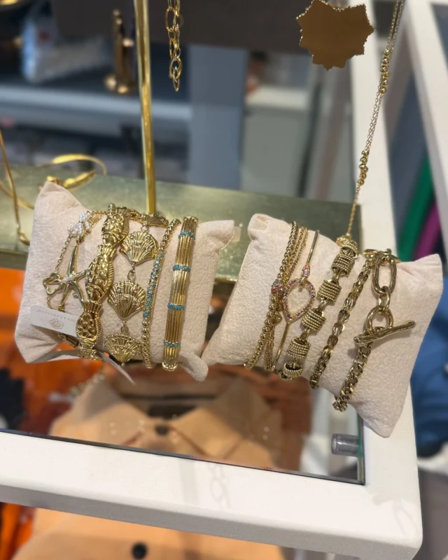 Geslaagd!🎓

🎉 Fingers crossed voor iedereen die vandaag de uitslag krijgt!

Ben je nog op zoek naar een leuk geslaagd cadeau? Wij helpen je graag. Van stijlvolle sieraden en trendy tasjes tot cadeaubonnen, geurtje, en leuke cadeaus voor jongens.

Voor ieder budget en voor iedere geslaagde hebben we wel iets leuks💙

Succes aan iedereen die vandaag wacht op dat verlossende telefoontje!📞🎓

#geslaagd #examenuitslag #succes #cadeautip