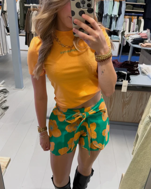🧡 Oranje boven ! 🧡

⚽️Zondag kunnen we eindelijk weer juichen voor Oranje! 🦁

En daar hoort natuurlijk een vleugje oranje bij. Voor dames én heren hebben we de leukste items verzameld om helemaal in de stemming te komen. Kom je kijken? 🇳🇱✨