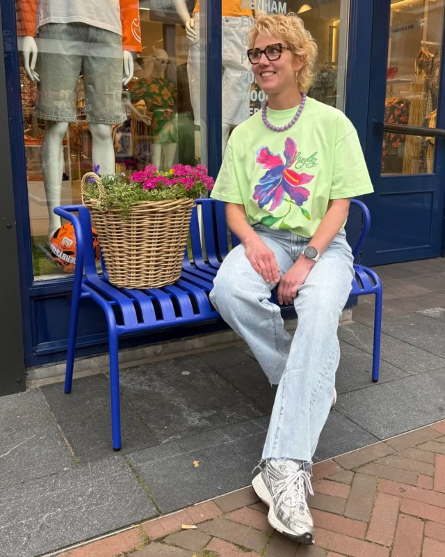 Carlijn zet de bloemetjes buiten!🌸💐

En eerlijk? Met dit shirt van Stieglitz gaat dat vanzelf. Het merk staat bekend om haar kleurrijke print, uitgesproken designs en unieke stijl. Gecombineerd met deze fijne barrel jeans van Catwalk Junkie maak je deze outfit helemaal af!💚

Onze winkel hangt vol met dit soort vrolijke zomerlooks
Zien we jou binnenkort de bloemetjes buiten zetten in deze look?!👀✨