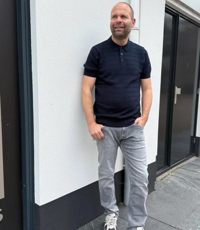 Strak, stijlvol en makkelijk te combineren🔥

De polo’s van Saint Steve staan bekend om zijn hoogwaardige kwaliteit, comfortabele pasvormen en verfijnde details! En gecombineerd met deze grijze jeans van Replay, een merk dat al jaren geliefd is om zijn perfecte fit en duurzame denim💙👕

Een sterke combinatie voor iedere man😉

#ReplayJeans #saintsteve #MensCollection #OOTD