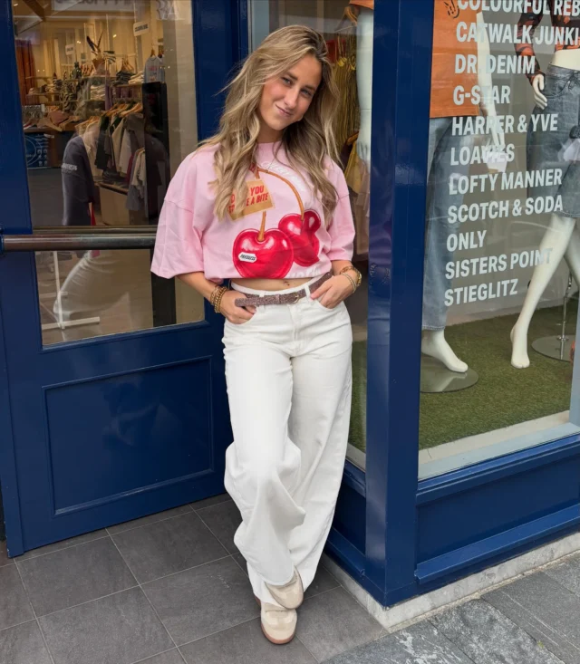 Monday Outfit🩷

Zomers, kleurijk en helemaal klaar voor het seizoen!💕

Dit leuke shirtje van Colourful Rebel steelt direct de show en is perfect te combineren met onze nieuwe jeans van Kuyichi🤍

En geloof ons: deze jeans vliegt de winkel uit!👀
Dus ben je nog op zoek naar die perfecte witte jeans voor de zomer? Wacht dan niet te lang😉

#kuyichipuregoods #colourfulrebel #outiftideas #hardenberg #dock54concepts