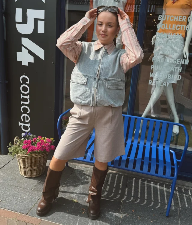 Maandag = nieuwe outfit🤎

Jorts zijn dé trend van dit seizoen en wij snappen helemaal waarom😜 Comfortabel, stijlvol én eindeloos te combineren. Voeg daar een oversized blouse aan toe en je hebt een look die moeiteloos chic oogt👀

Jort: Only
Blousje: Scotch&Soda
Gilet: Catwalk Junkie

Wat vinden jullie van deze trend? ✨

#outfitoftoday #catwalkjunkie #scotchandsoda #outfitinspo #shopping