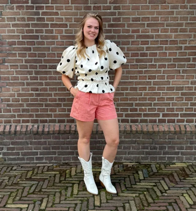New Outfit🩷

🌞Zonnige dagen vragen om vrolijke outfits!

De polkadot top van Loavies is echt musthave en helemaal on trend🤍⚫️ In combinatie met het shortje van Scotch&Soda creëer je een frisse, zomerse look waar je de hele dag in wilt rondlopen💕☀️

Kom jij jouw zomerfavorieten binnenkort shoppen?🛍️

#zomeroutfit #loavies #scotchandsoda #polkadots #shopping