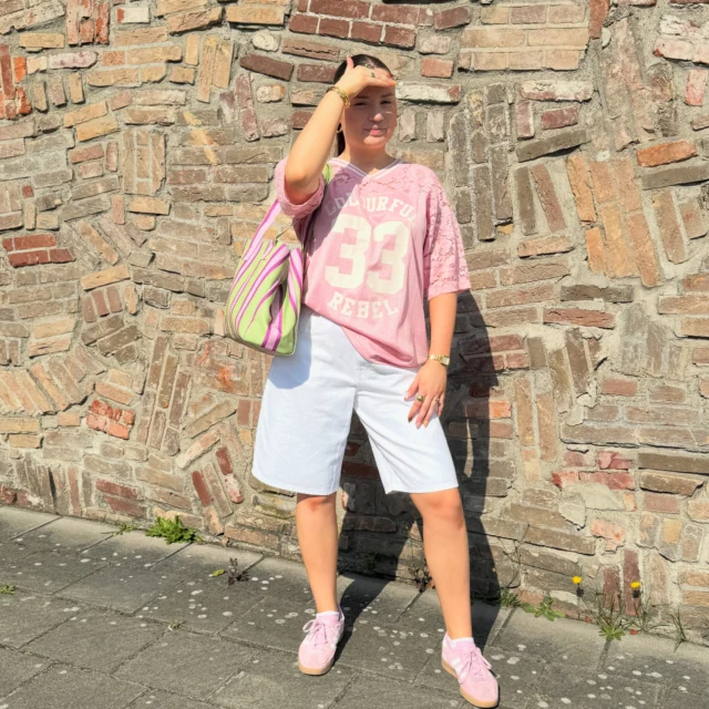 Pretty in Pink💕

Nog op zoek naar de perfecte outfit voor jouw vakantie? ☀️ Deze look is er eentje die je keer op keer uit je koffer haalt. Een fijne combinatie van comfortabel, trendy en makkelijk te combineren. Ideaal voor een zonnige bestemming of een weekendje weg. 🤍✨

Outfit details:

Jersey shirt: Colourful Rebel
Jort: Only
Tas: Loavies

#loavies #outfitoftoday #colourfulrebel #shopping #vacation🌴