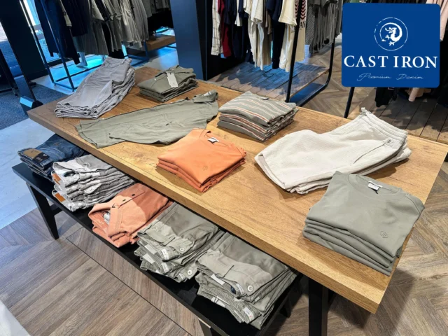 CAST IRON en de zomer! 

Leuke nieuwe kleuren binnen voor de zomer. De kleur oranje kun je goed combineren met de licht groen getinte short bijvoorbeeld. Kom langs en laat je verassen. 

#castiron #mensfashion #summerstyle #herenmode #zomerlook