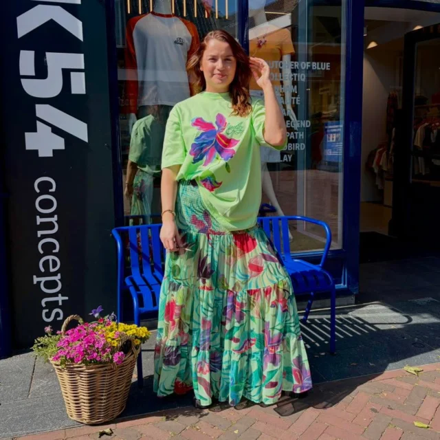 Stieglitz 🌺💚

Een outfit die meteen een glimlach op je gezicht tovert✨

Deze prachtige Stieglitz look is een echte eyecatcher dankzij de frisse kleuren en unieke print🌸 Perfect voor iedereen die deze zomer wil stralen! ☀️

Shop jouw zomerfavorieten nu bij ons! 🛍️

#zomerkleding #stieglitz #summervacation #colorfull