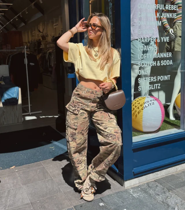OUTFIT INSPO💛

Loavies x SisterPoint!

Camo is terug en wij zijn fan! 🤎✨ Een stoere print die je eindeloos kunt combineren, van casual tot trendy. Met een basic top en leuke accessoires laat je de broek helemaal spreken. Een outfit waarmee je altijd goed zit!

#loavies #sisterpoint #outfitinspo #festivalseason #outfitinspiration