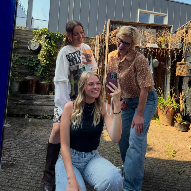 TEAM OF THE DAY💙 Zien we jullie vandaag ook in de winkel? De koffie en nieuwe outfits staan al klaar!