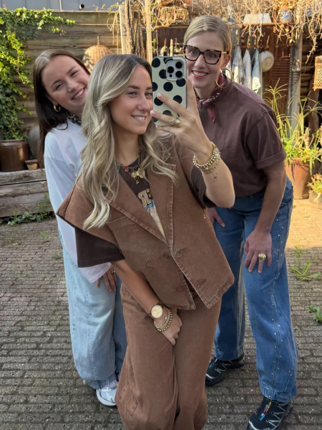 TEAM OF THE DAY🤎✨

Een heerlijk zonnetje, leuk team en een winkel vol leuks… wat wil je nog meer? ☀️🤩

De sale hangt nog vol met leuke items die je niet wilt missen 🛍️ Enn…. ondertussen druppelt de nieuwe collectie alweer binnen! ✨ 
Genoeg reden dus om gezellig even langs te komen en rond te neuzen of bakkie te drinken ☕️🤗

Wij staan vandaag voor jullie klaar tot 17:00 uur! 🤎🫶🏼

#saturdayz #weekendvibe #newcollection #sale