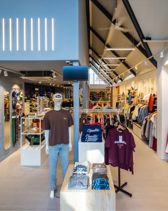 Nog nooit bij Dock 54 Concepts binnen geweest? Hoog tijd.
ㅤ
Dock 54 Concepts, met rekken vol kleur en een team dat je graag op weg helpt naar een outfit die bij je past. Geen gehaaste blik, wel een kop koffie als je zin hebt om even te blijven hangen.
ㅤ
Kom gerust een keer langs. 💙
