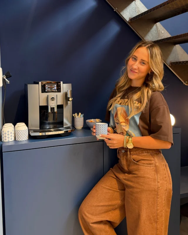 Wachten terwijl je vriend(in) nog even past kan lang duren. Bij Dock 54 Concepts zit je dan tenminste lekker.
ㅤ
Een krukje, een kop koffie, en het koffiehoekje doet de rest.
ㅤ
Gewoon even zitten, met een koffie erbij. 💙