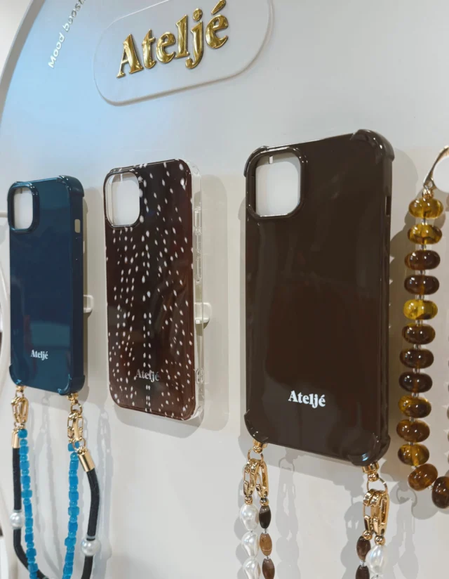 ATELJÉ🩵

Meet ATELJÉ ✨ Ons nieuwe merk in de winkel met de leukste telefoonhoesjes in verschillende kleuren, prints en stijlen📱

ATELJÉ staat voor je leven net een beetje makkelijker en mooier maken — en daar worden wij blij van! Een hoesje dat niet alleen je telefoon beschermt, maar ook gewoon helemaal bij jouw outfit past🤎👀

Er zijn al verschillende leuke kleuren en prints binnen, en er komen binnenkort nog meer toffe kleurtjes aan! 👀

Welke is jouw favoriet? 📱✨