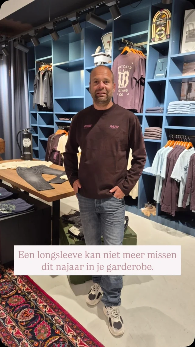 Mode trend van het najaar is de longsleeve. Jarno draagt hier een bruine met opdruk van het merk Pure Path. 

#herenmode #purepath #nieuwecollectie #fashionstyle #dock54